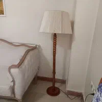 آباژور ایستاده