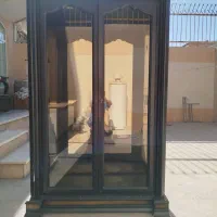 ویترین چوبی.بغل شیشه داخل اینه