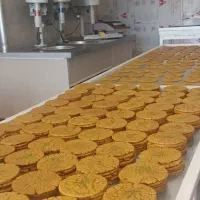 نیرو  خانم برای بسته بندی سوهان وگل کن اقا