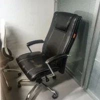 صندلی اداری و مدیریتی ، تمام چرم مارک تیراژه
