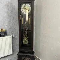 ساعت کنار سالنی  ایستاده