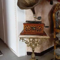 گرامافون قدیمی هندلی سگ نشان با میز برنجی