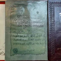 کتابخانه شخصی شامل کتاب‌های بسیار قدیمی و نفیس