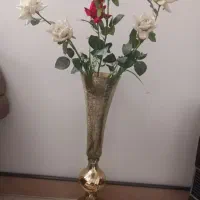 گلدان طلایی به همراه گل