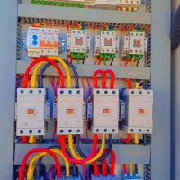 سیم پیچی وتعمیرات تابلوهای برق صنعتی