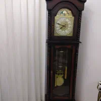 ساعت ایستاده کنار سالنی