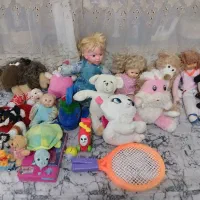 تعدادی اسباب بازی و عروسک همگی باهم یکجا ۶۰۰