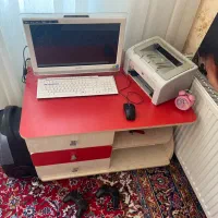 تخت خواب  ومیز با تشکر نو جوان
