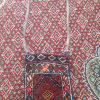گلیم دستبافت قدیمی جا تیر کلانش هست