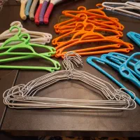 تعدادی چوبی لباسی بچگانه