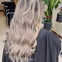مدل برای تکمیل البوم رنگ و عکاسی