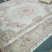 یک قالی کرمی نخ کاملا سالم