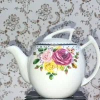 تعدادی قوری آکبند
