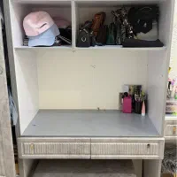 میز تحریر و کتابخانه