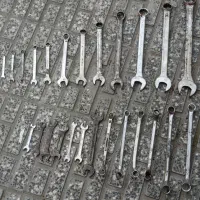 آچار25تا.انبر4تا.اره.تایلیور.قیچی و کلی ابزار دیگه