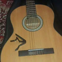 گیتار مکستور 4/4 همراه یک عدد کاپو و کیف گیتار