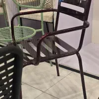 صندلی فلزی دسته‌دار مناسب کافه