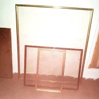 تعدادی شیشه و قاب عکس