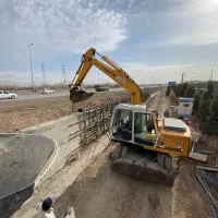 راننده بیل چرخ لاستیکی و تراکتور پاکت دار بومی