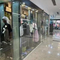 فروشنده پوشاک زنانه و دخترانه