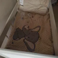 تخت و گهواره کنار مادر