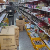 به دو نفر نیروی کار خانم