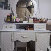 فروش یک عدد میز ارایشی درحد نو