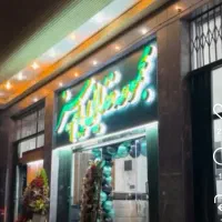 آشپز و کمک آشپز و صندوق دار و مدیر داخلی