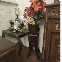 گلدان پایه دار با گل مصنوعی
