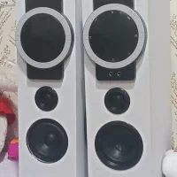 یک جفت اسپیکر بزرگ