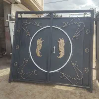 در حیاط درب حیاطی