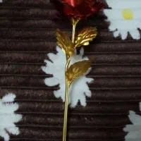 یک شاخه گل رز مصنوعی
