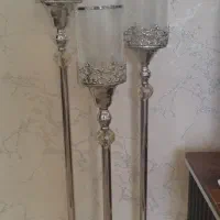 شمعدانی ایستاده کنار سالنی