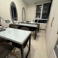 میز بزرگ‌دو در پنجاه پایه اهنی کاملا مقاوم با شیشه