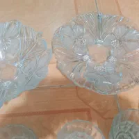 تعدادی ظروفه شیشه ی