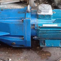 تعدادی موتور و کفش و گیربکس