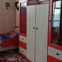 دو عدد ویترین به تضتفه تخت تک نفره و یک کمد لباس