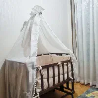 تخت کنار مادر