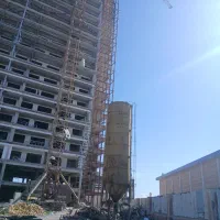 استاد کار بنا به همراه کارگر