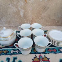 فنجان و نعلبکی به همراه قندان