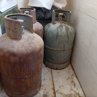 سه عدد سیلندر گاز و دو عدد رگلاتور