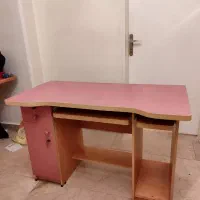 میز تحریر و کامپیوتر تمیز با کمد و کشو قفل ‌دار