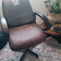 صندلی اداری چرمی بسیار تمیز و سالم
