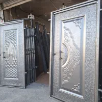 درب نفررو آهنی در نفر رو ورودی حیاط در ساختمان