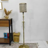 آباژور کنار سالنی خاص طلایی|چراغ خواب و آباژور|مشهد, طلاب|دیوار