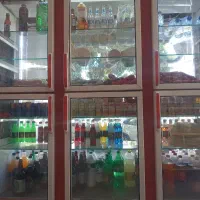 یخچال ایستاده کالباس بر. ترازو. طبقه. تابلو چشمک
