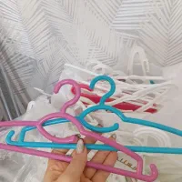 تعدادی چوب رخت بچگانه و بزرگسال دونه ای ۱۰تومن