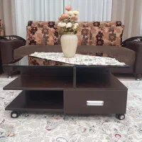 میز وسط جلو مبلی سالم و بسیار تمیز