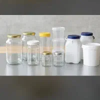 ظرف شیشه‌ای و دبه پلاستیکی