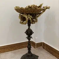جا میوه ای پایه دار سنگی و لوکس کنار سالنی